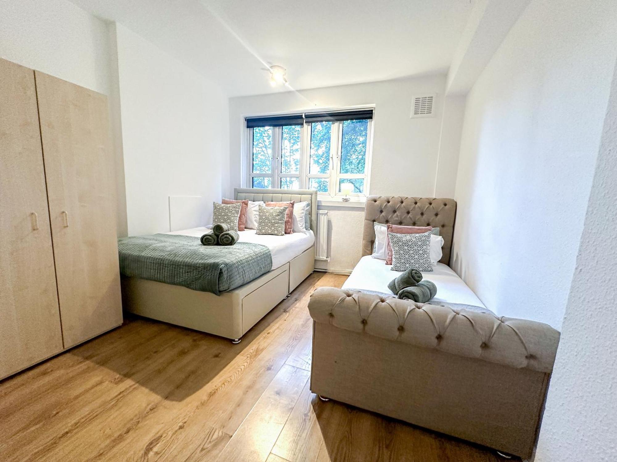 Vibrant 3 Bedrooms Flat With Private Balcony Near Finsbury Park, Wood Green Apartment