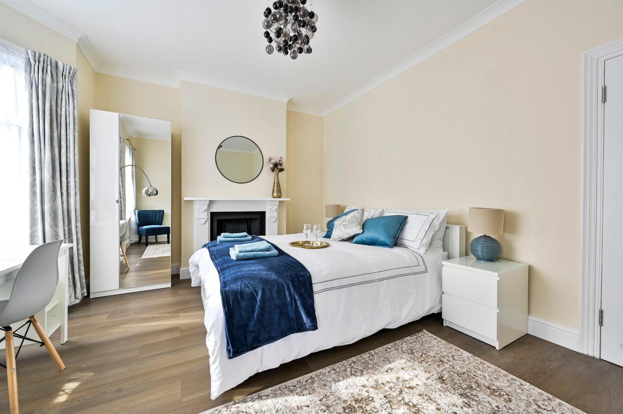 A Two Bedroom A Stride Away From Meridian Greenwich Apartment