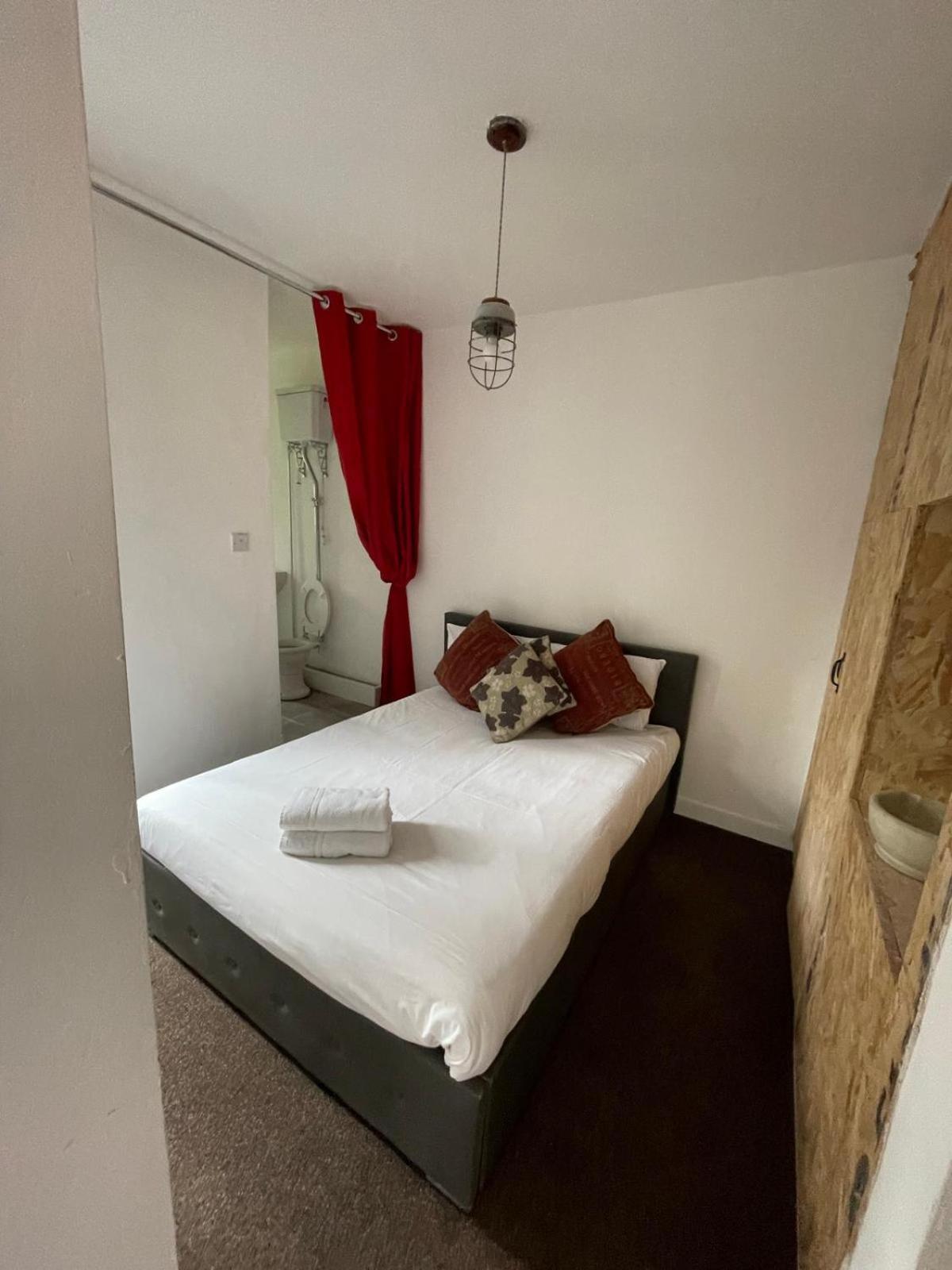2 Bedroom Flat Wembley Apartment *
