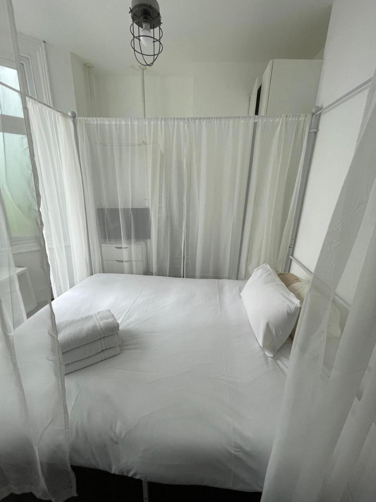 2 Bedroom Flat Wembley Apartment