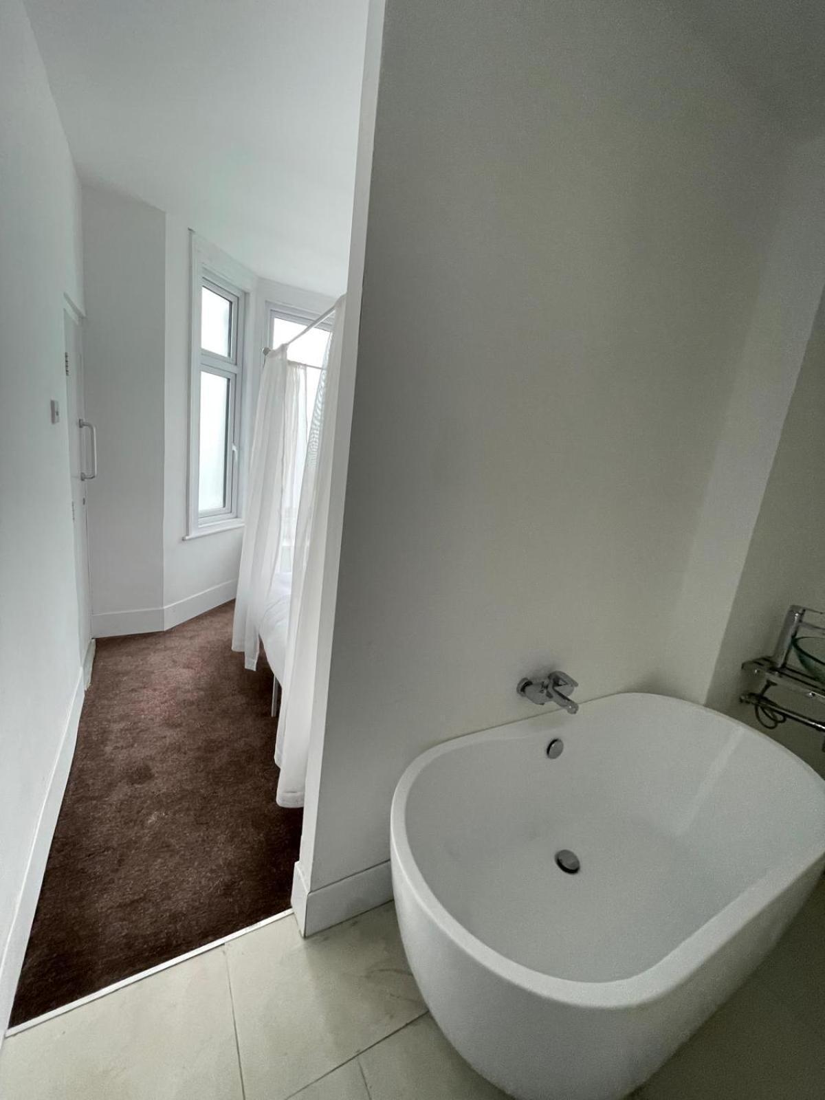 2 Bedroom Flat Wembley Apartment