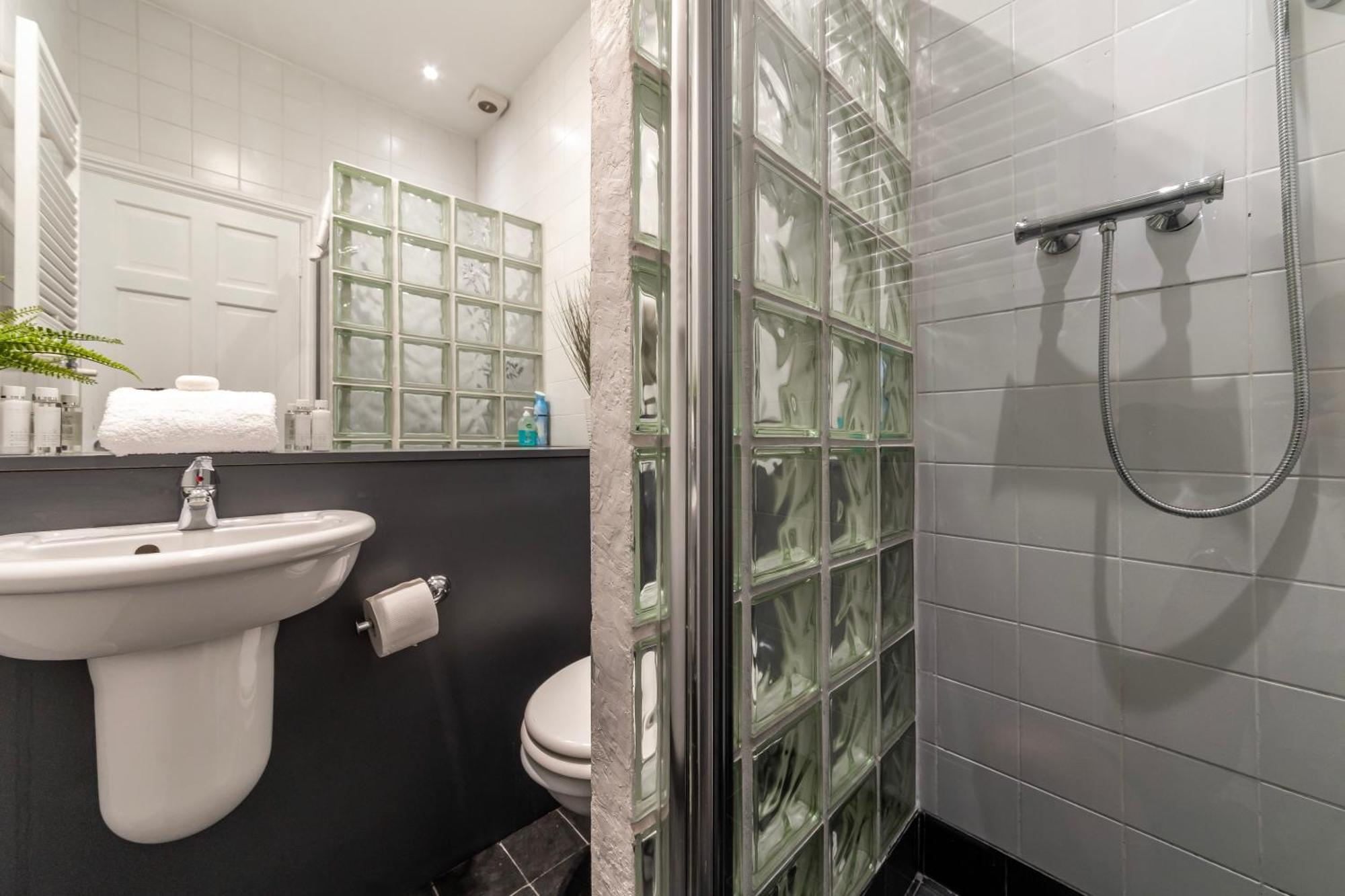 The Secret Kensington Garden Mews-2 Bedroom Full House-2 Train Lines- Spacious-kings Road- Harrods -chelsea Stadium-private Small Patio Сasa de vacaciones Londres