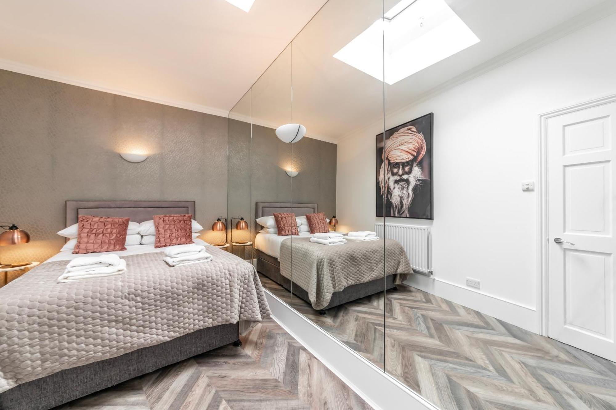 Сasa de vacaciones The Secret Kensington Garden Mews-2 Bedroom Full House-2 Train Lines- Spacious-kings Road- Harrods -chelsea Stadium-private Small Patio