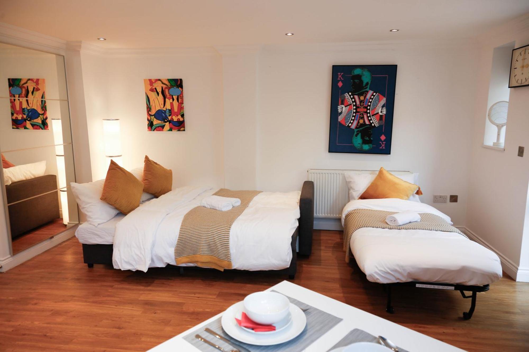 New Luxury In Location Next To Shops, Cafes, Bars & Metro Apartment London