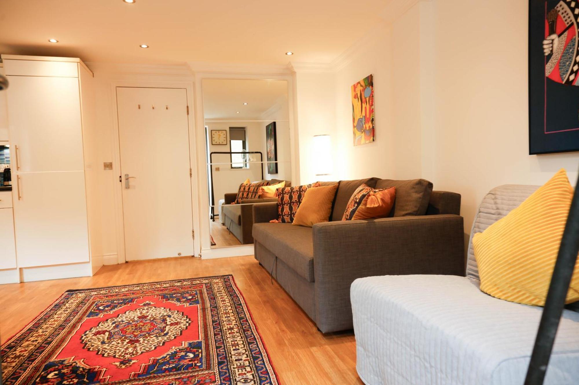 Apartment New Luxury In Location Next To Shops, Cafes, Bars & Metro *