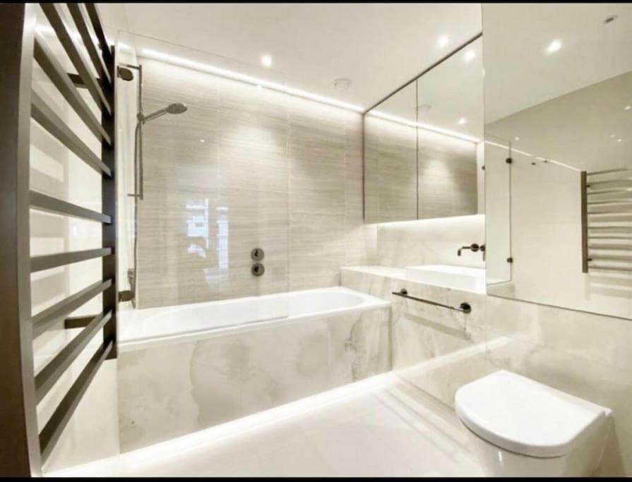 Luxury 2 Bed 2 Bath Modern Flat In White London