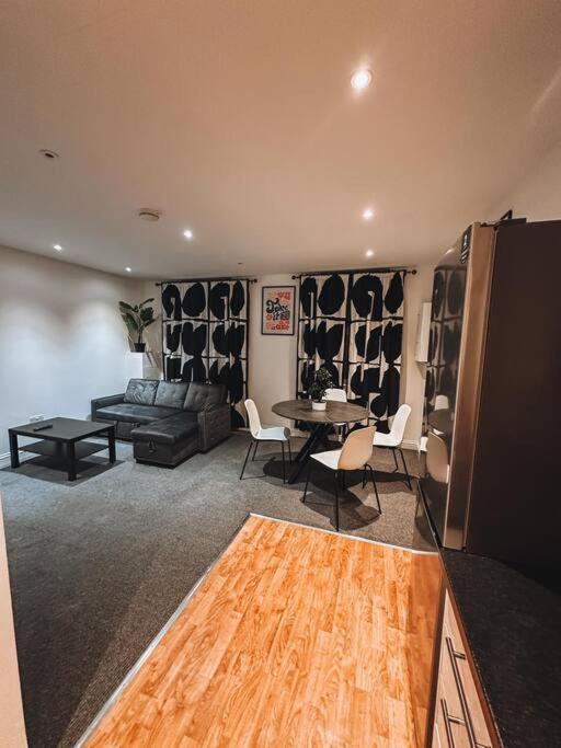 Modern 2 Bedroom Flat In Balham * London