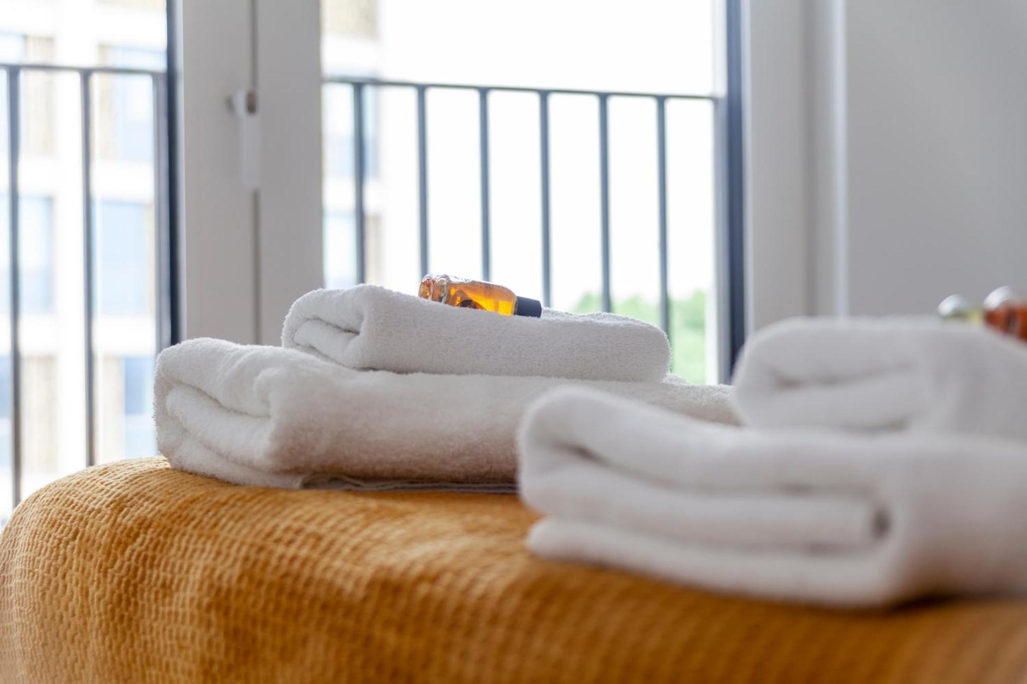 Stylish 2bdr Flat, Comm Garden I Smarthost London