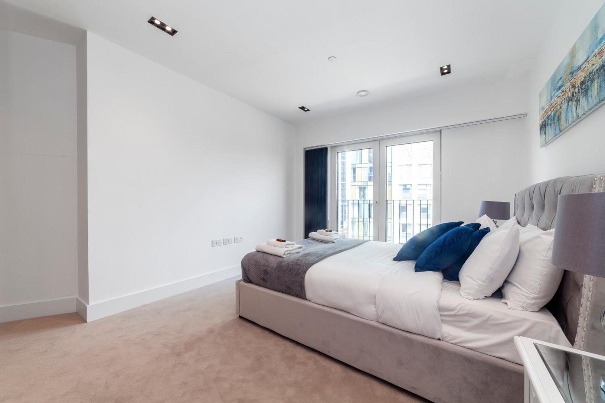 Stylish 2bdr Flat, Comm Garden I Smarthost London