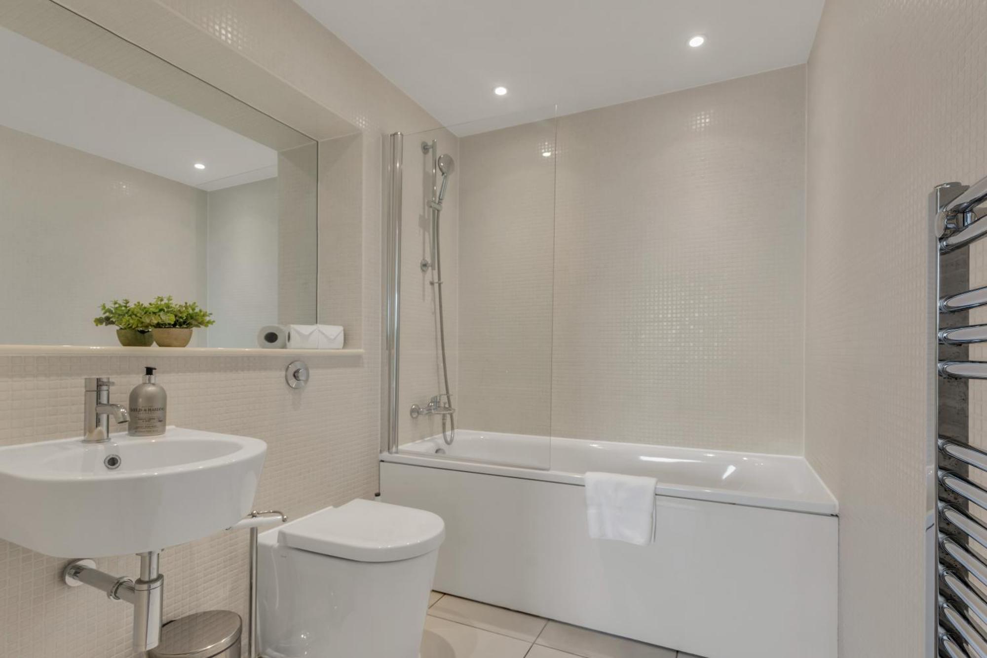 Mysquare Lanterns Way At Canary Wharf Apartment