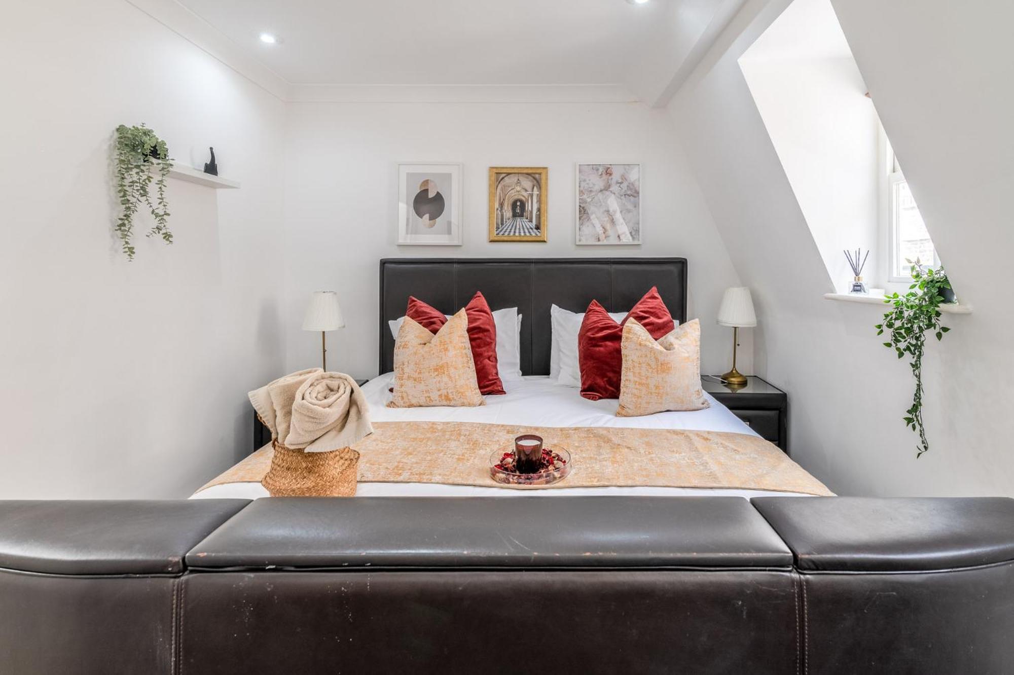 Charming 3-bedroom Townhouse Balcony *