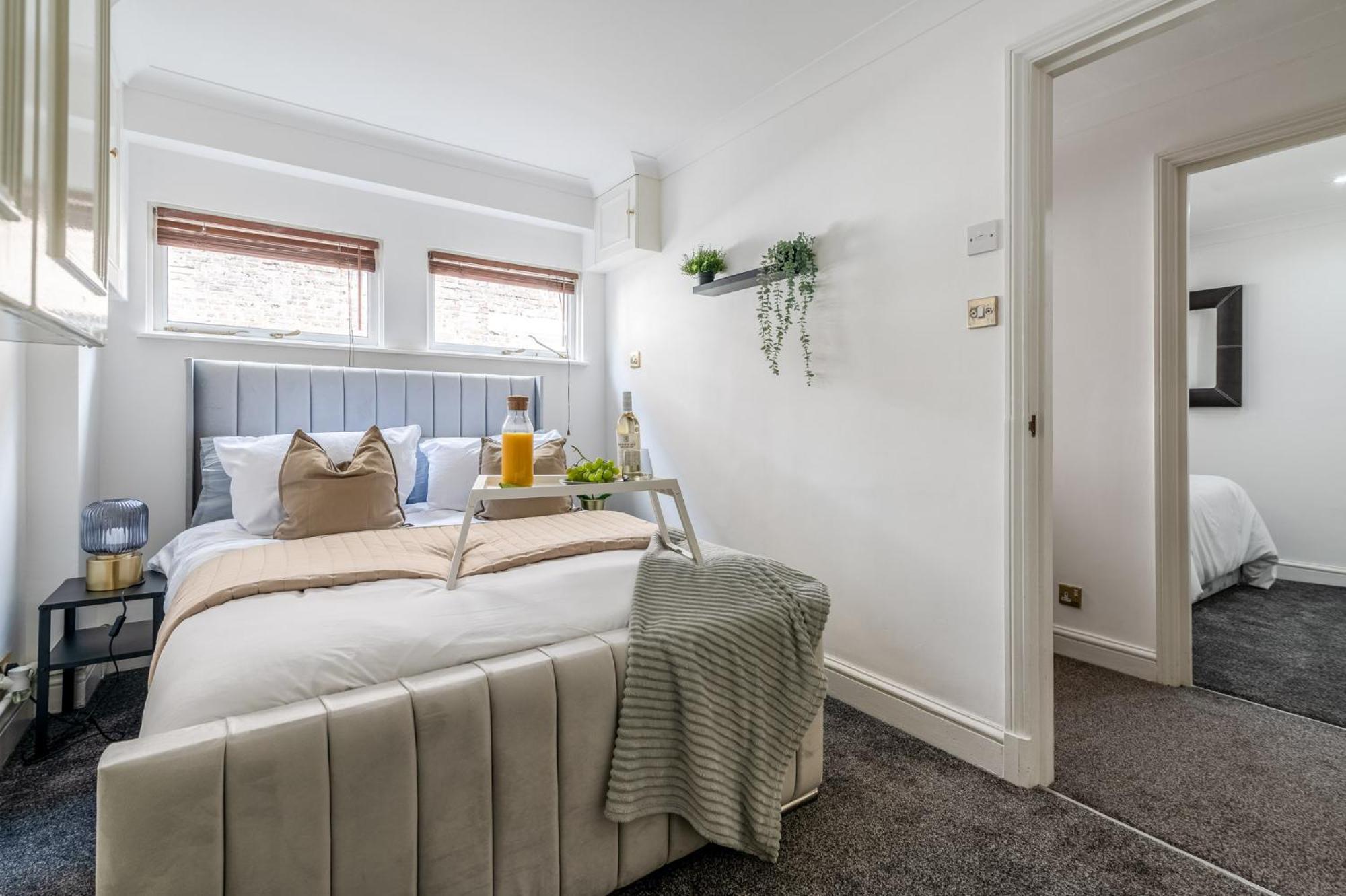 Charming 3-bedroom Townhouse Balcony *
