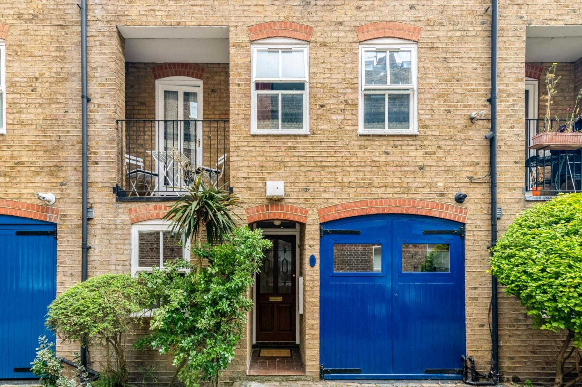 Charming 3-bedroom Townhouse Balcony *