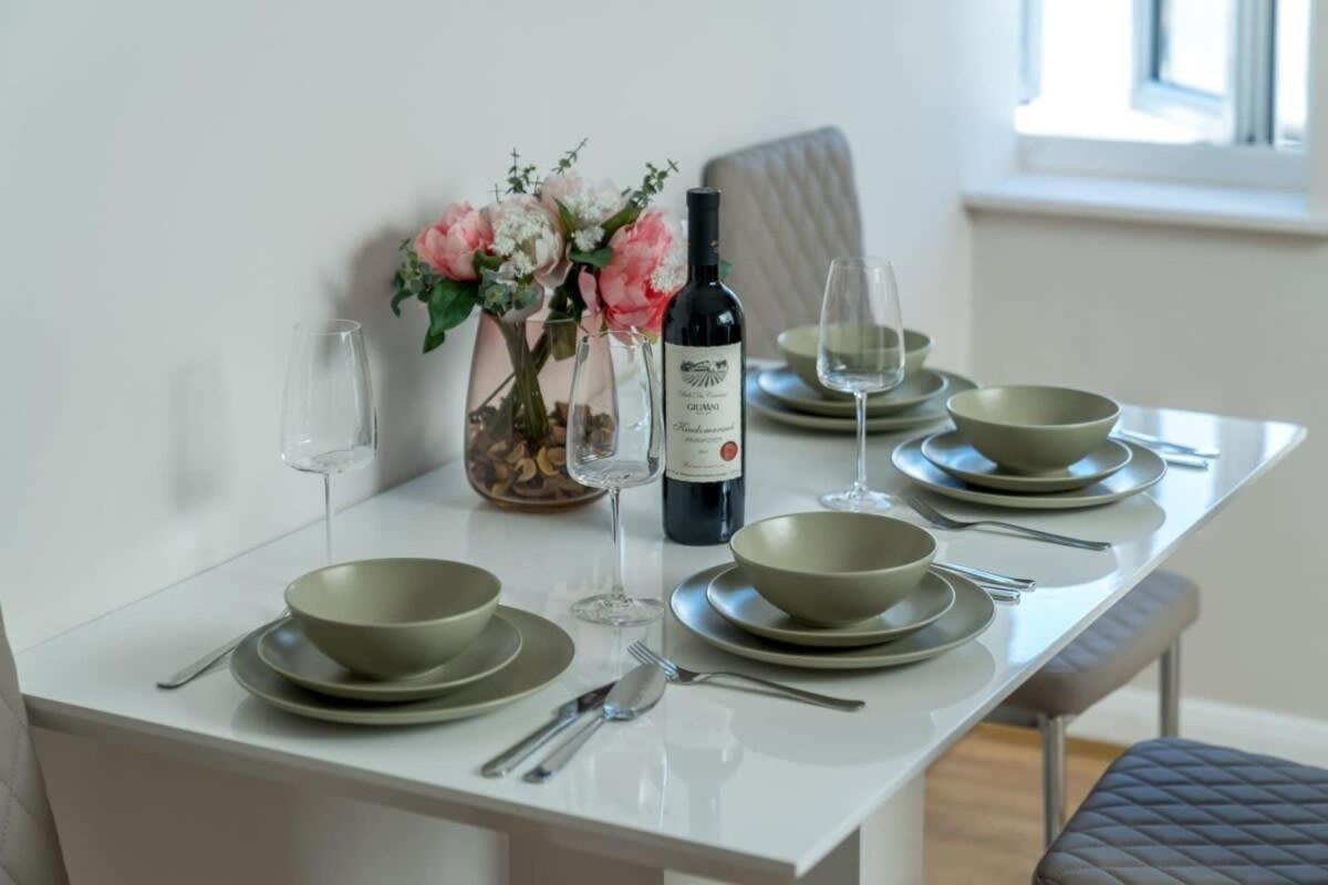 Of - Lovely Two Bedroom Apartment