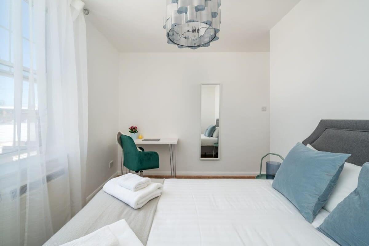 Apartment Of - Lovely Two Bedroom *