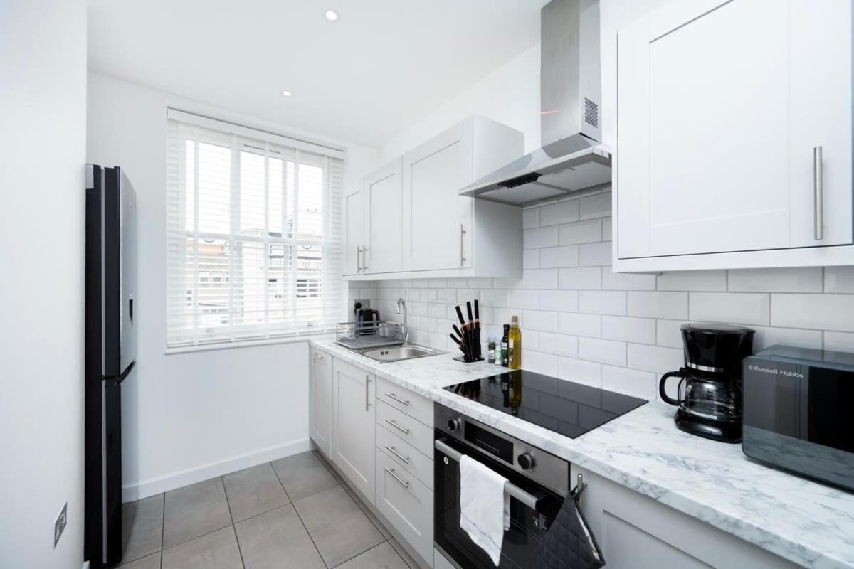 Stylish 3br Flat In The Heart Of Soho Londen