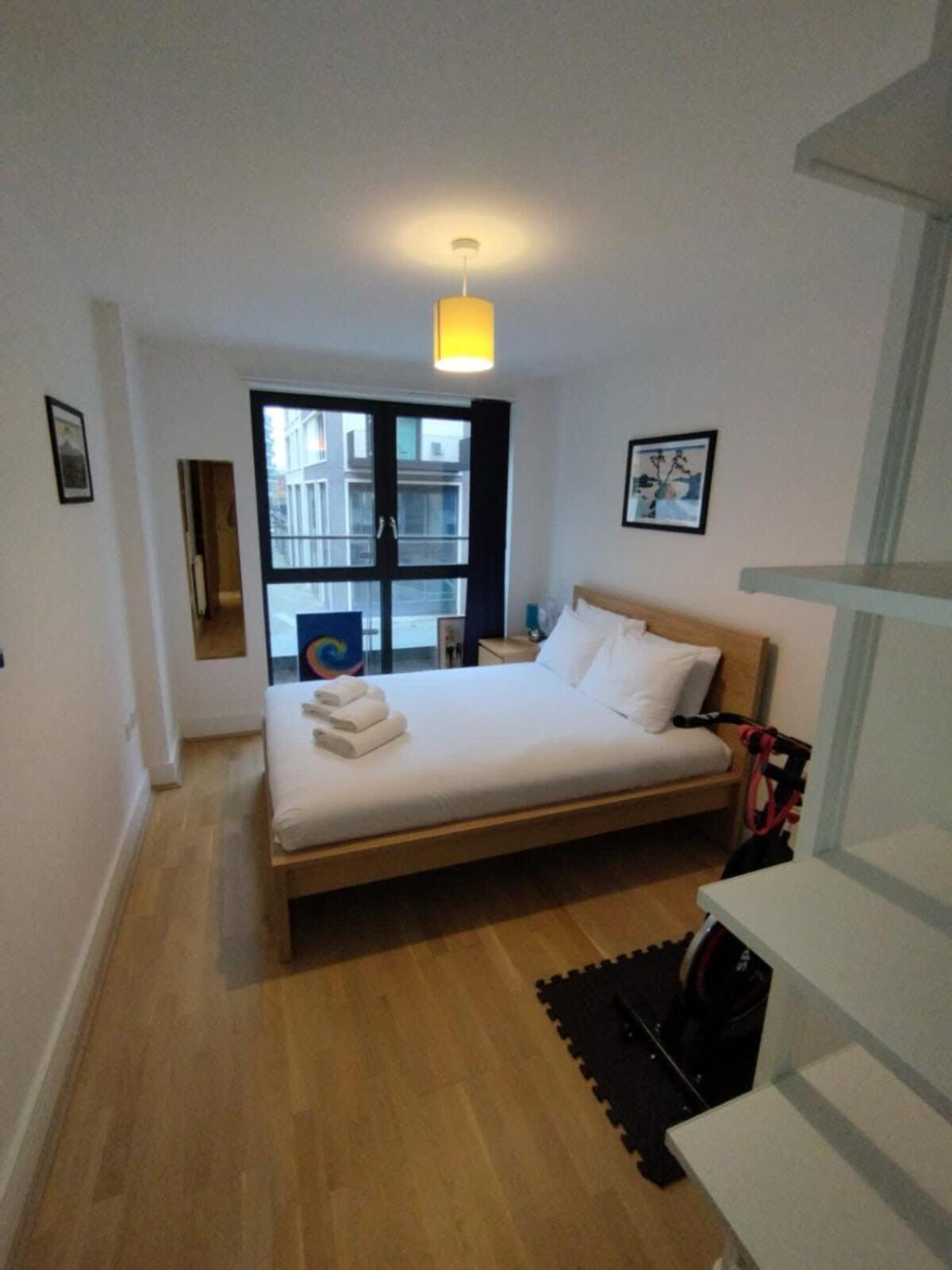 Wandsworth Deluxe Two-bedroom Apartment London