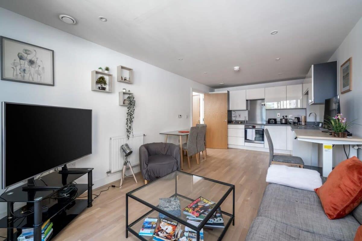 Wandsworth Deluxe Two-bedroom Apartment London