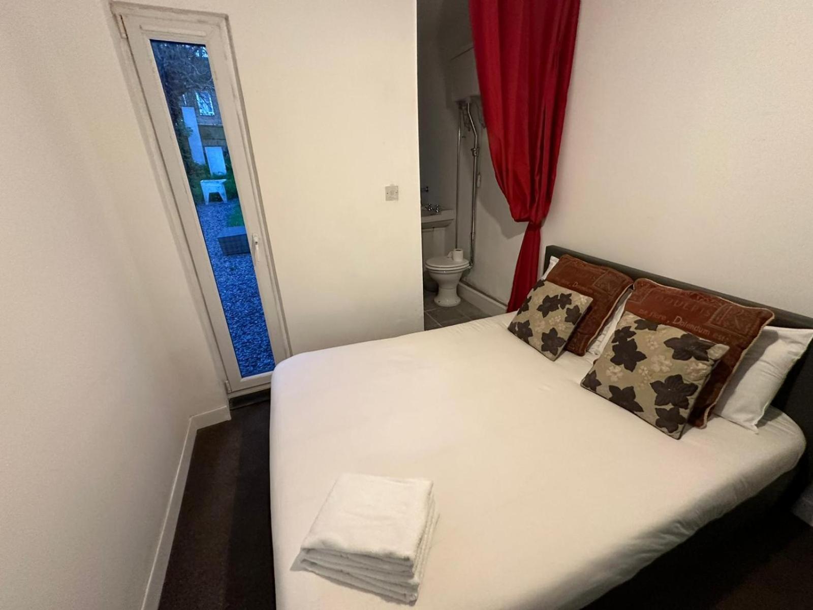 2 Bedroom Flat Wembley Apartment