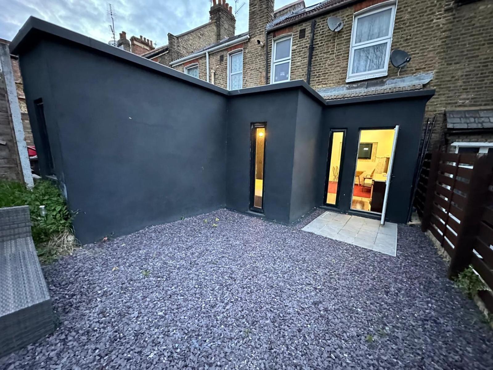 2 Bedroom Flat Wembley * London