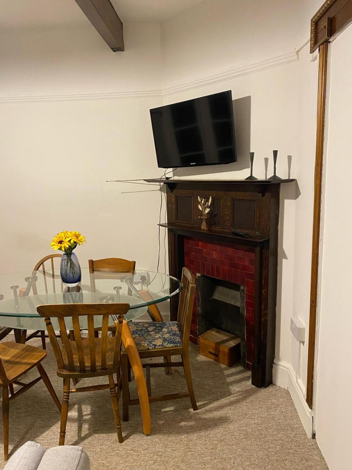 Spacious, Parkside 3.5bed House, Great Access! *