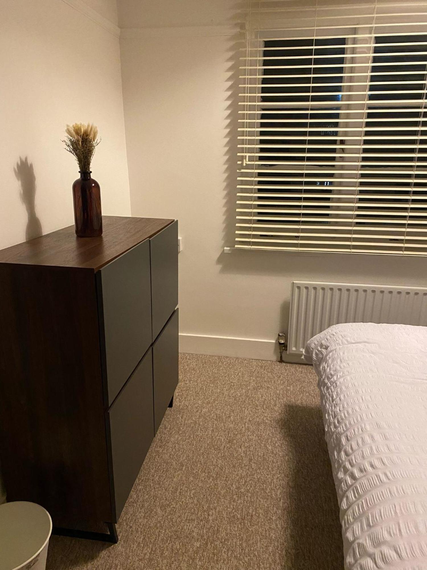 Spacious, Parkside 3.5bed House, Great Access! * London