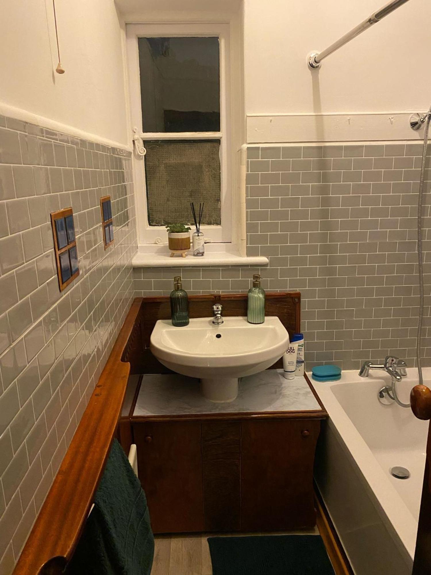 Spacious, Parkside 3.5bed House, Great Access! London