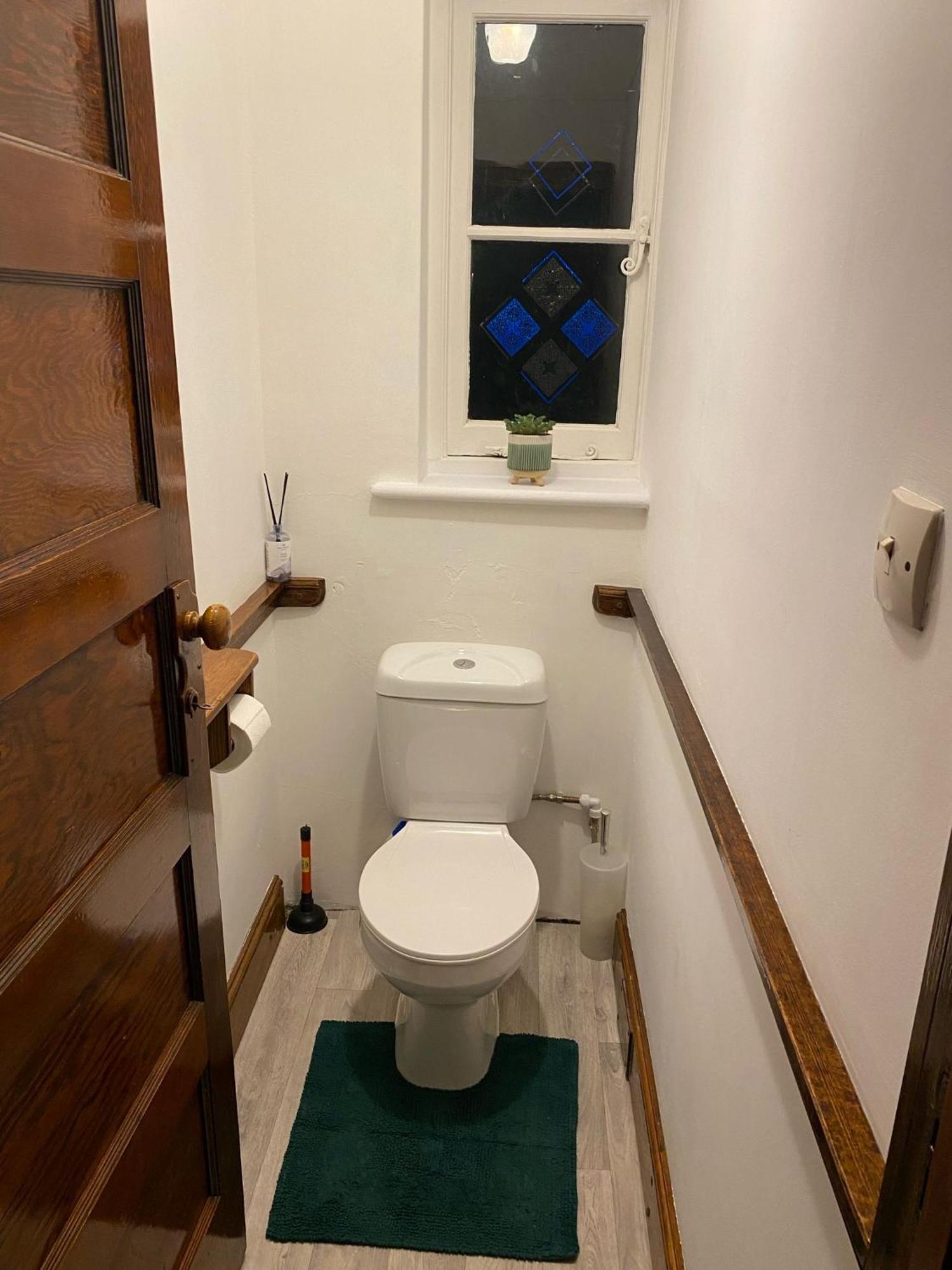 Spacious, Parkside 3.5bed House, Great Access! London