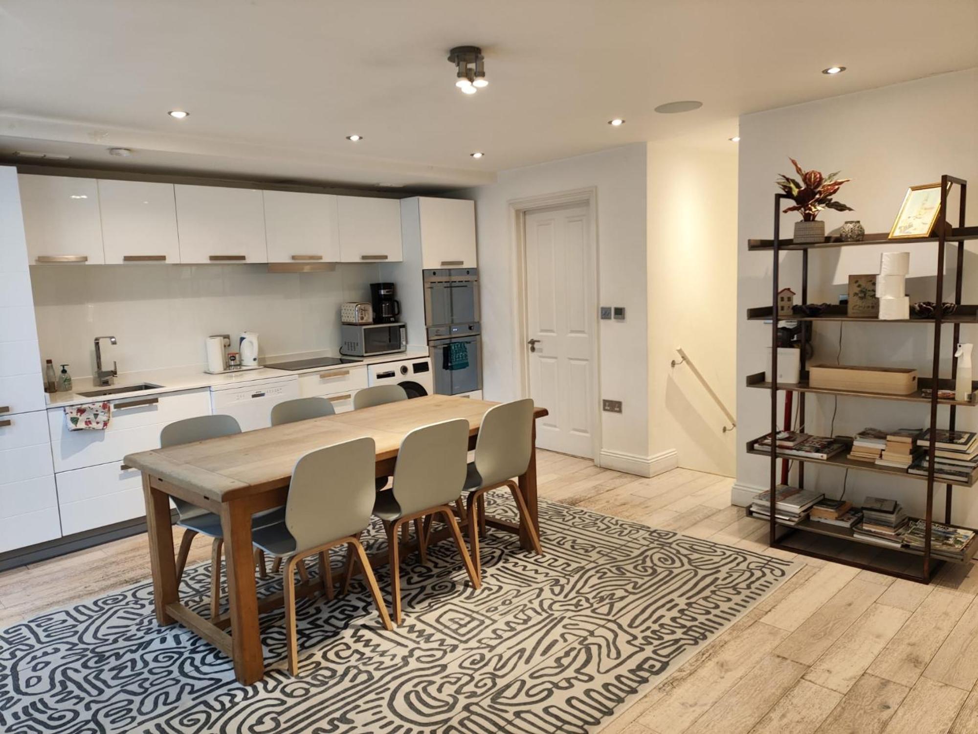 2/3 Bedroom Flat, Chelsea Free Parking