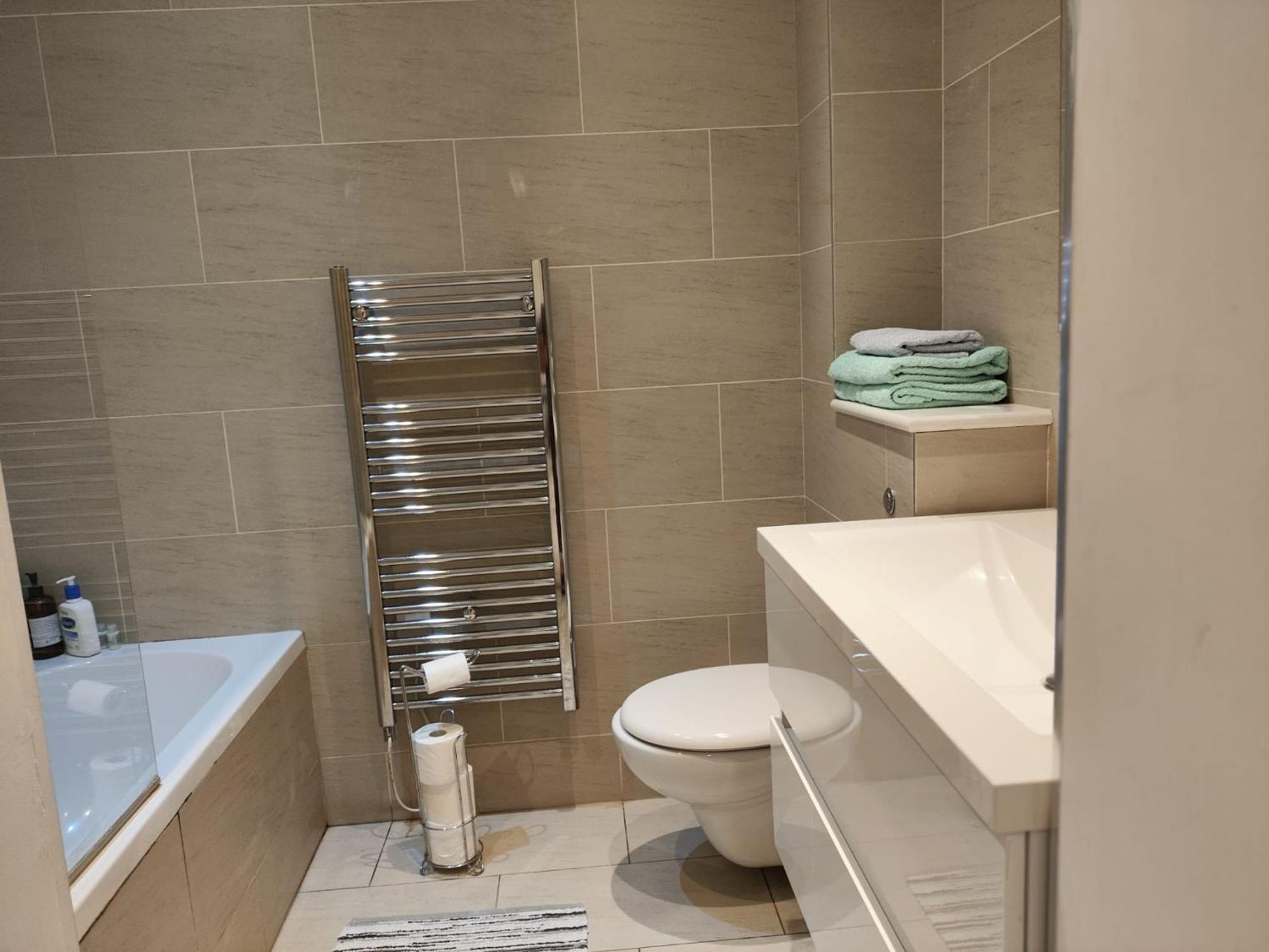 2/3 Bedroom Flat, Chelsea Free Parking *