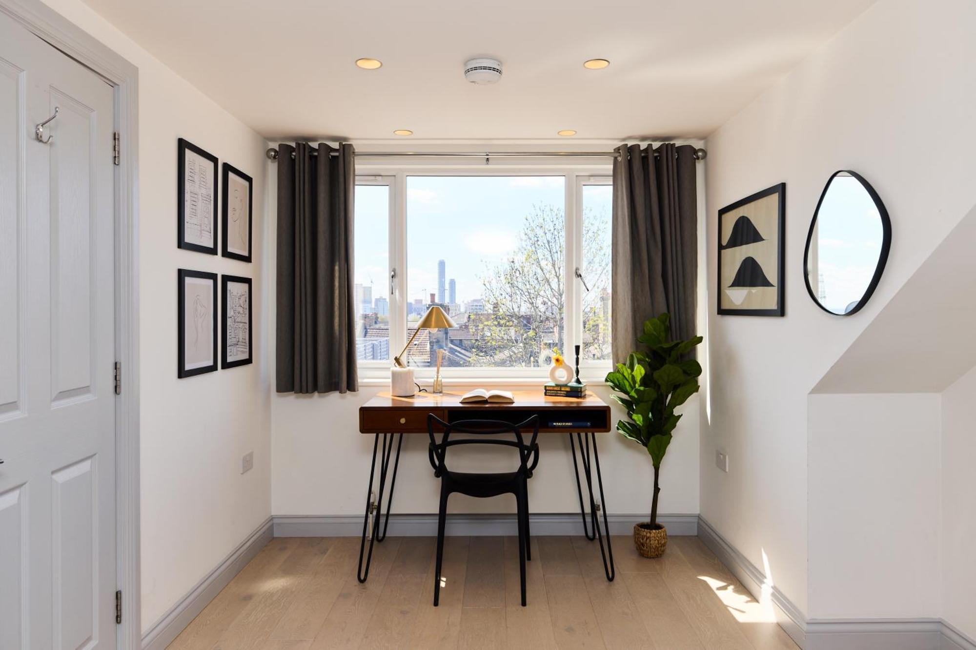 The Leghorn Quarters - Modern 3bdr With Balcony * London