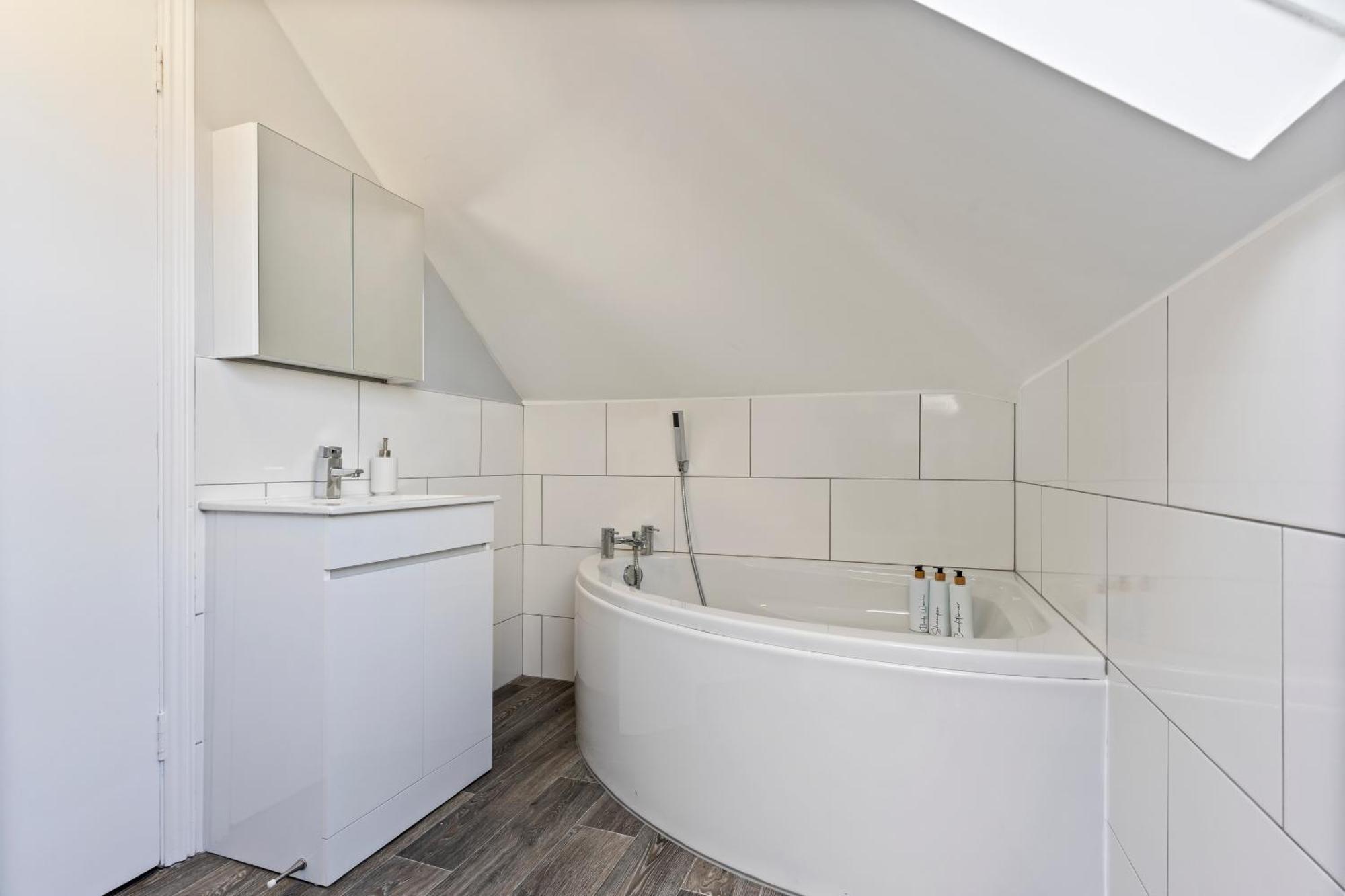 Apartment Heart Of Acton - Perfect For Large Groups *