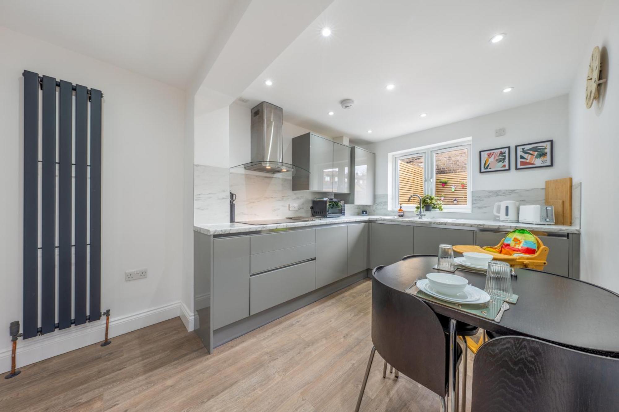 Entire 3 Bedroom House In - Canning Town, Airport, Excel Apartment *