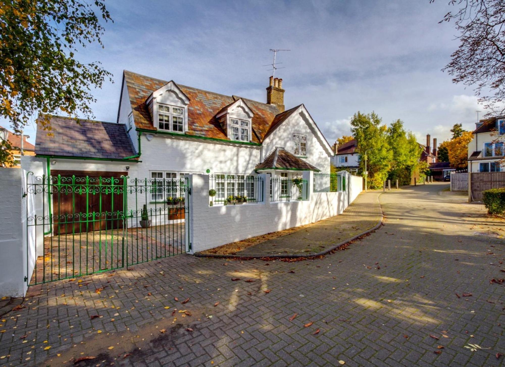 New Cosy 2 Bedroom Detached House West Finchley London