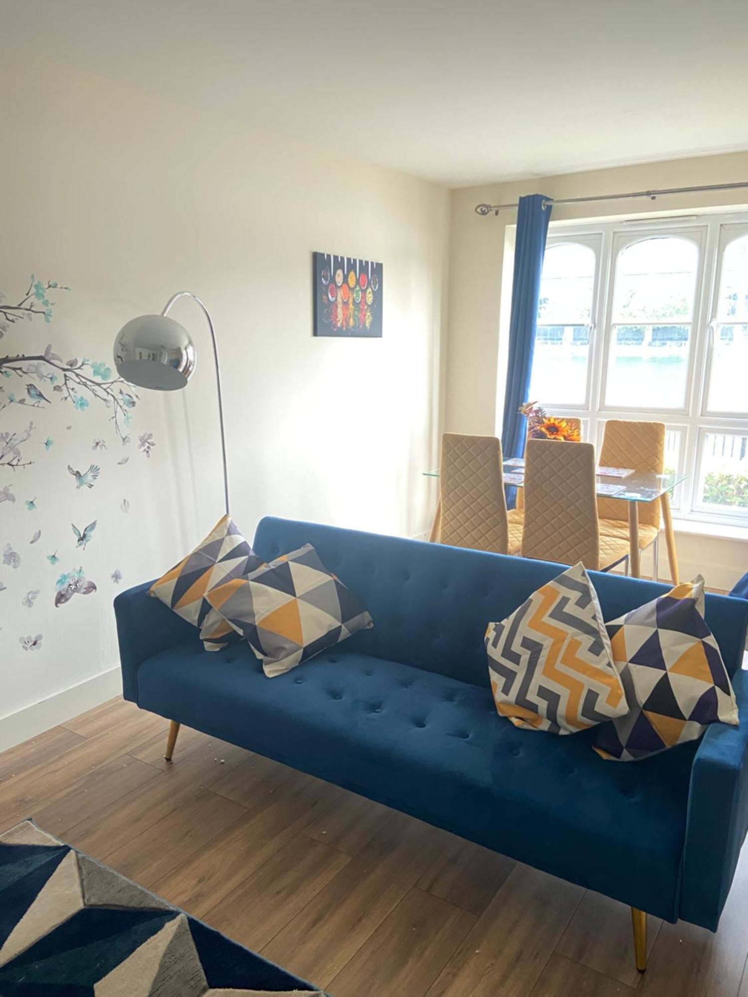 Beautiful 2 Bed Waterfront With Parking Perfect For Canary Wharf - 2 Bed 2 Bath With High Speed Wifi And Netflix And Parking London