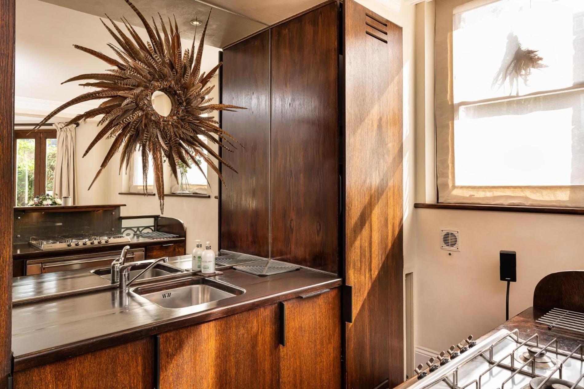 Apartment A Chelsea Retreat - 2 Bedroom With Garden And Parking