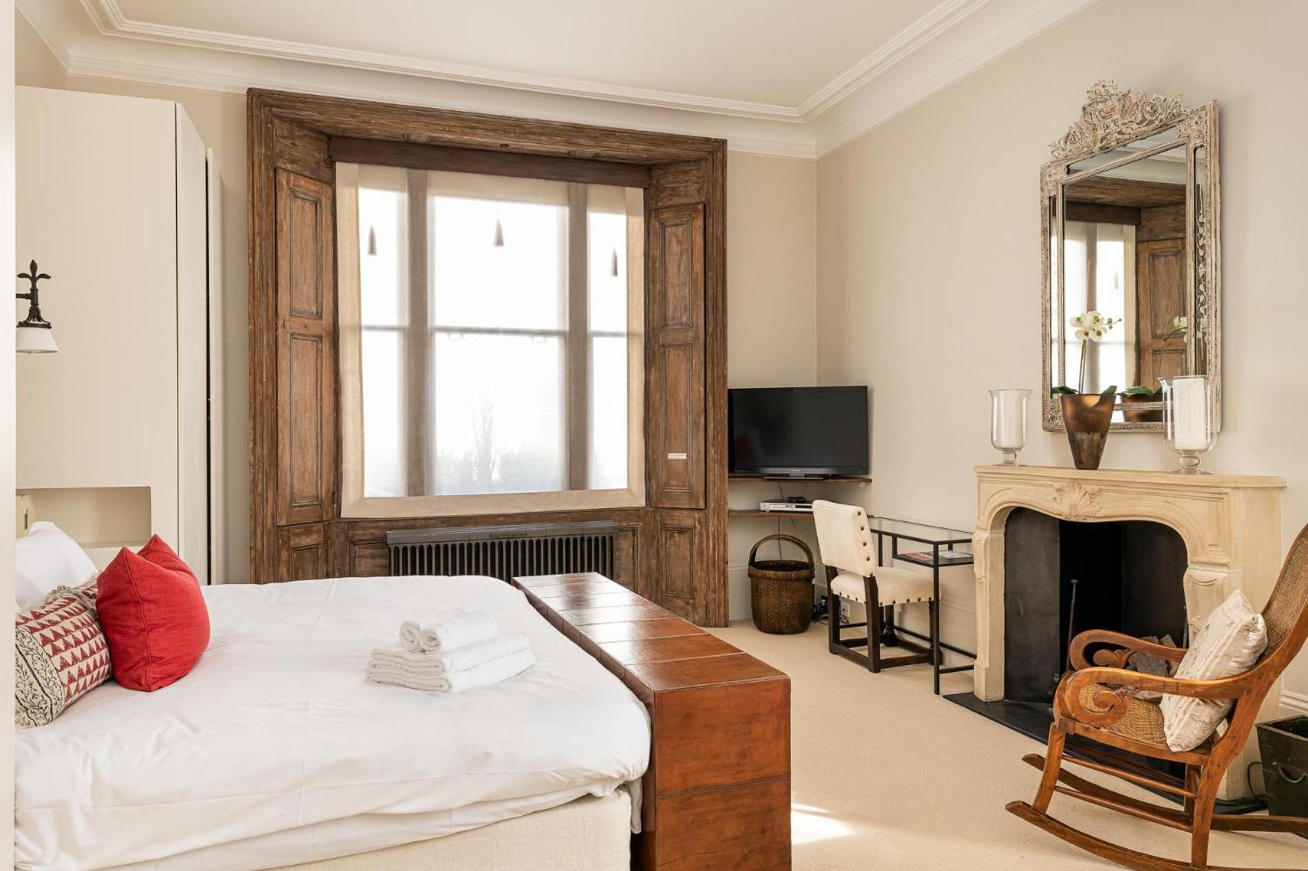 Apartment A Chelsea Retreat - 2 Bedroom With Garden And Parking