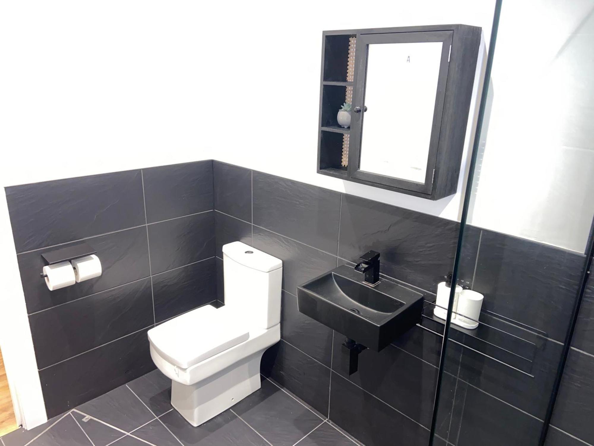 Kensington With Private Garden & Bathroom