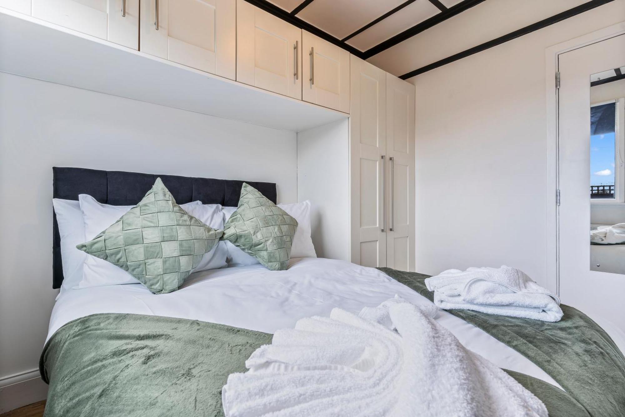 Apartment Heart Of Acton - Free Parking - Perfect For Contractors *