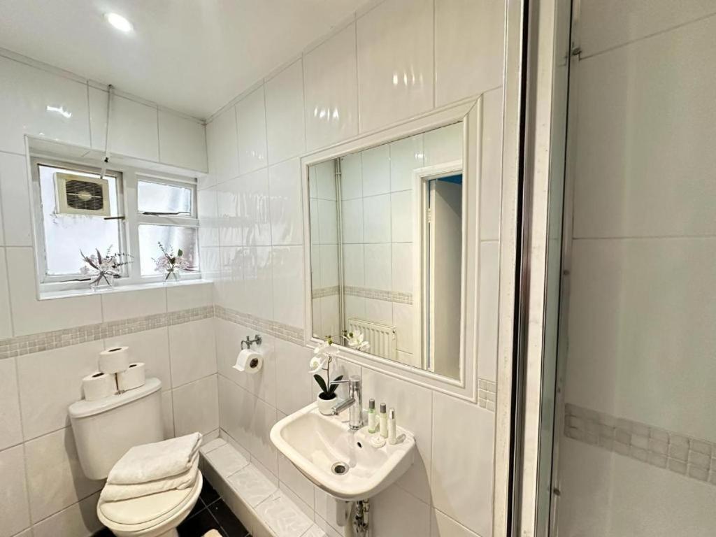 Apartment Three Bedroom Near Mayfair *
