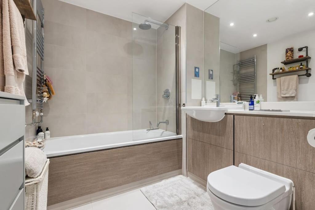 Apartamento Modern New 1-bedroom Stunning Views Londres