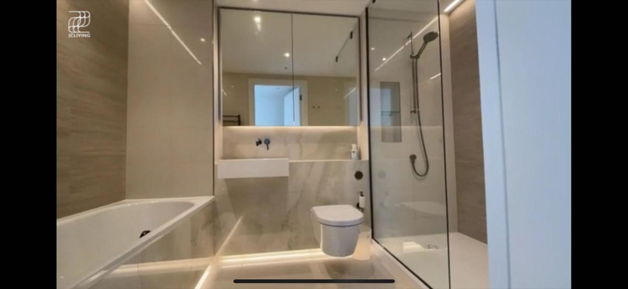 Luxury Modern 2bd 2ba White Living London