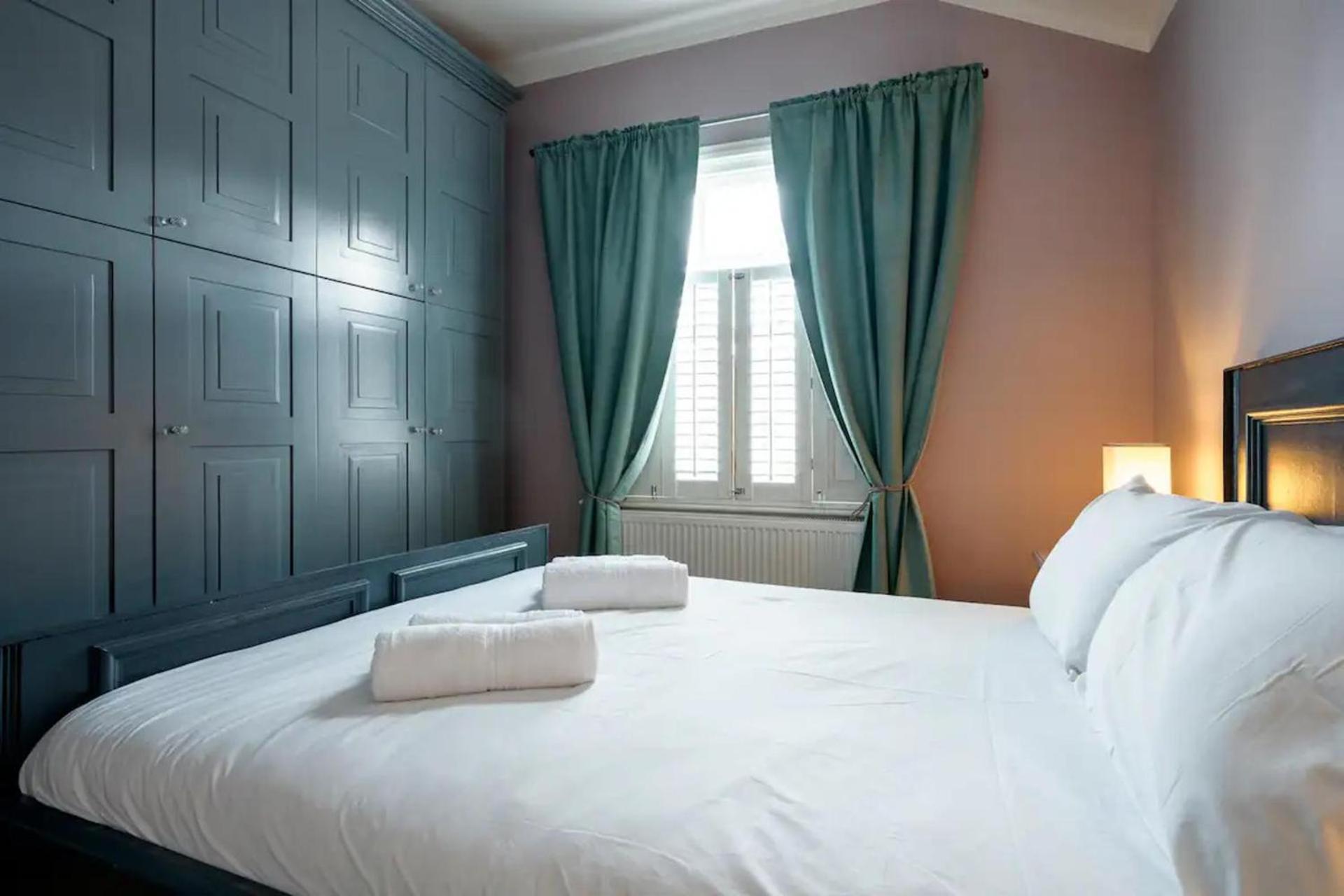 Holiday home Immaculate 4-bed House In