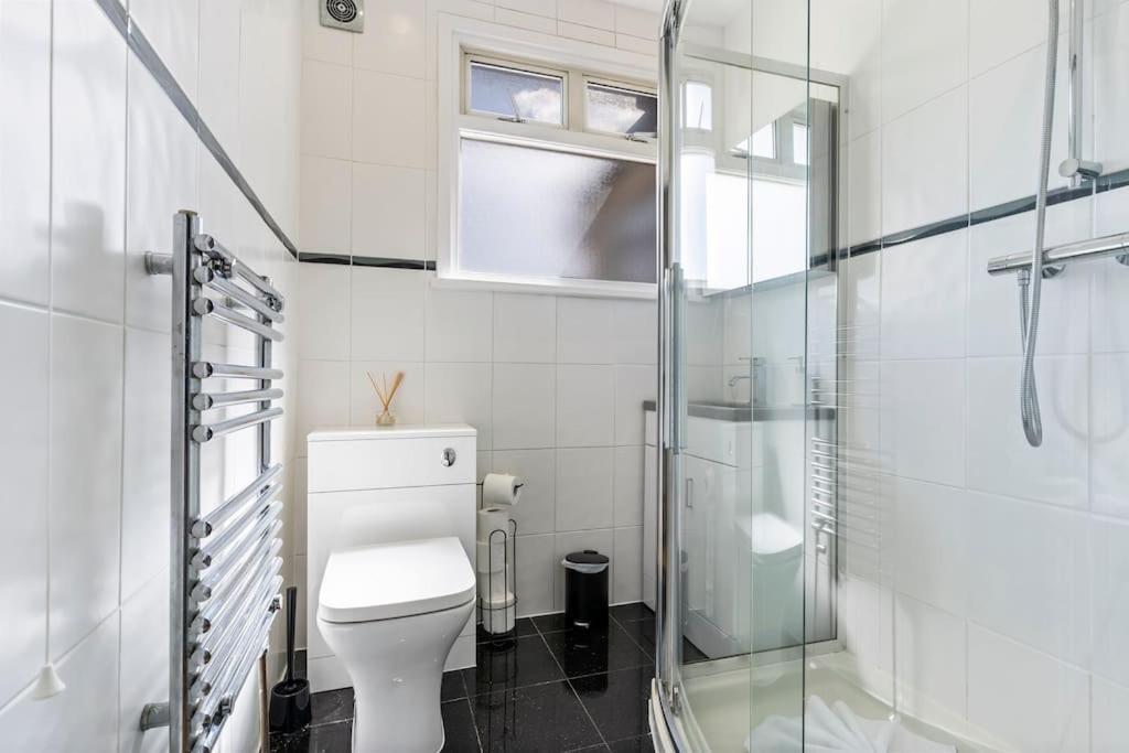 Apartment Heart Of Acton - Free Parking - Perfect For Contractors *