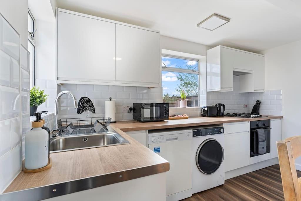 Apartment Heart Of Acton - Free Parking - Perfect For Contractors *