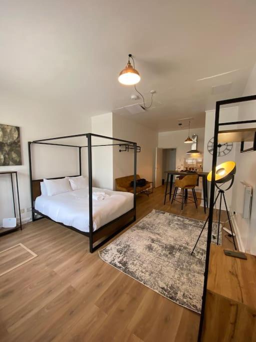 Premium Flat In Zone 1