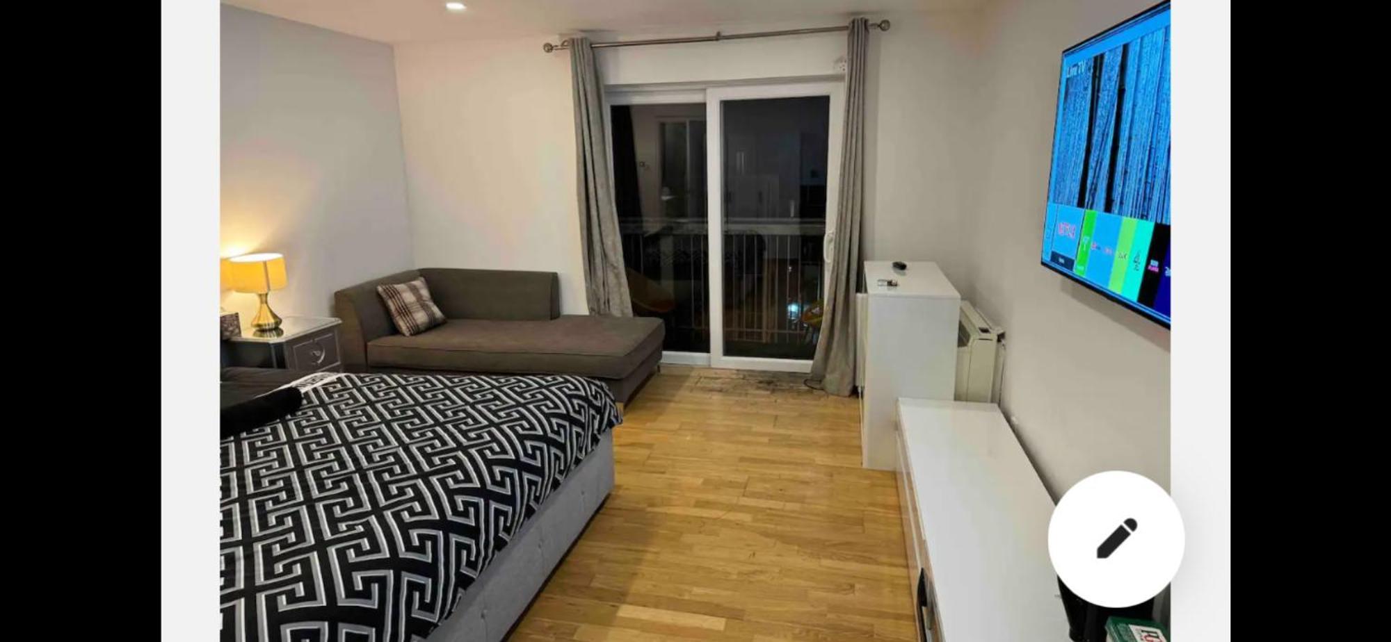 Accommodatie bij particulieren En-suite With A Superking Size Bed And Balcony Londen