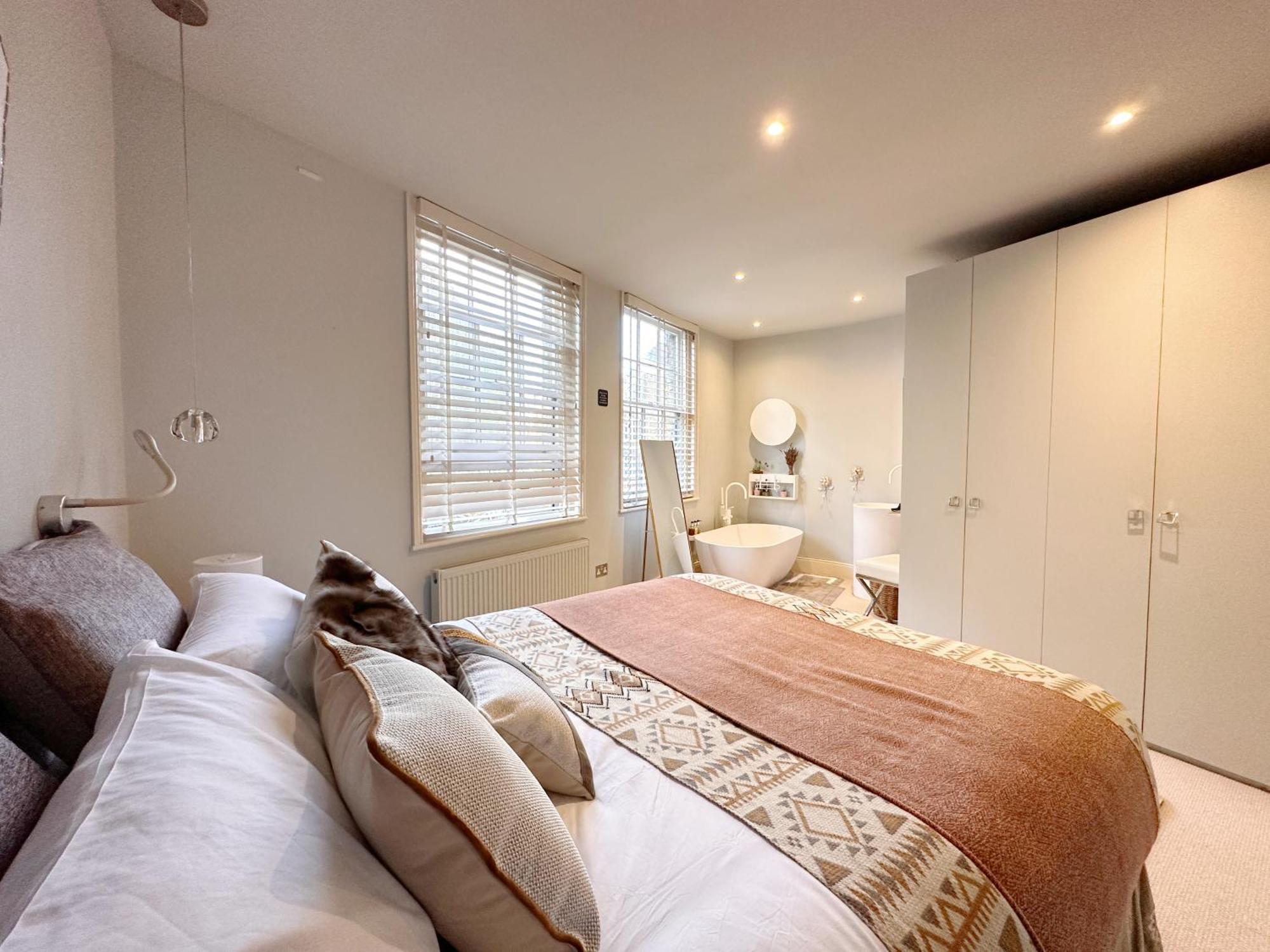 Modern Design 3brs 2f House Close To Victoria *