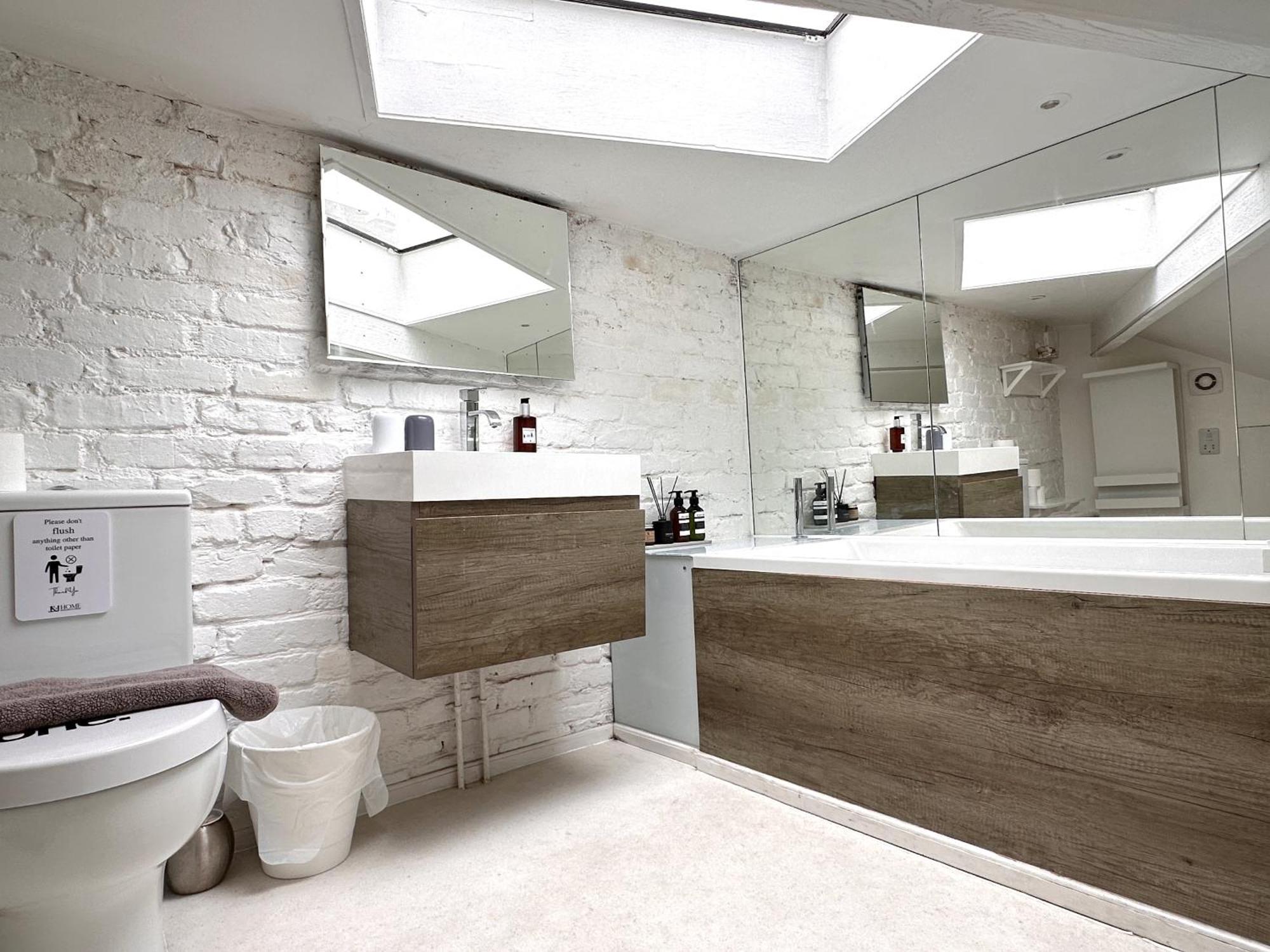 Modern Design 3brs 2f House Close To Victoria Villa London