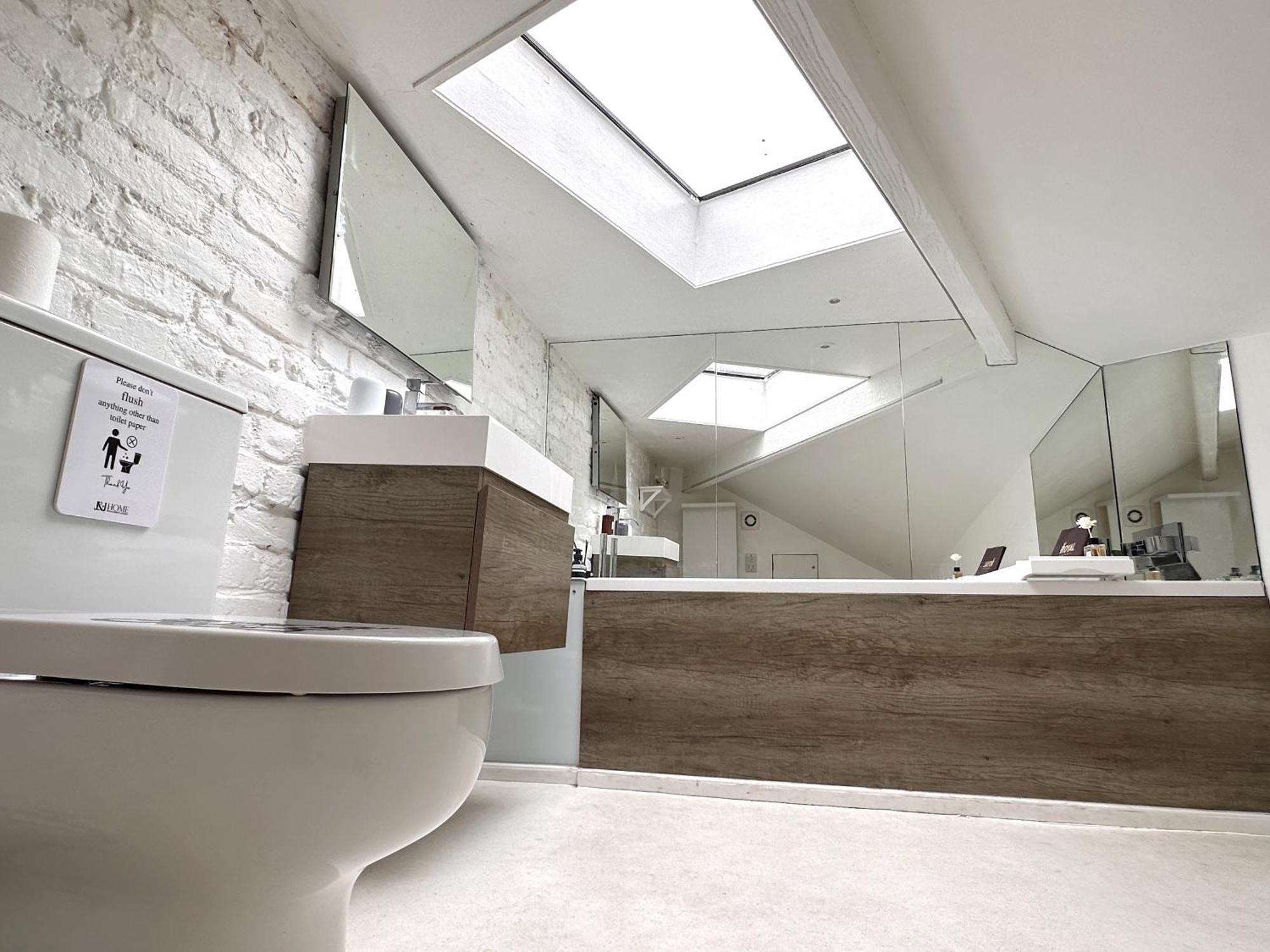 Villa Modern Design 3brs 2f House Close To Victoria